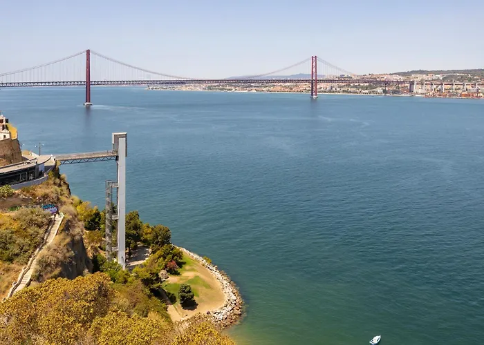Cozy Retreat Near Lisbon With Sea View * Αλμάδα
