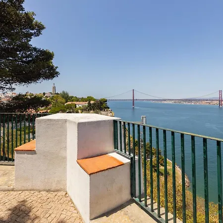 Lejlighed Cozy Retreat Near Lisbon With Sea View